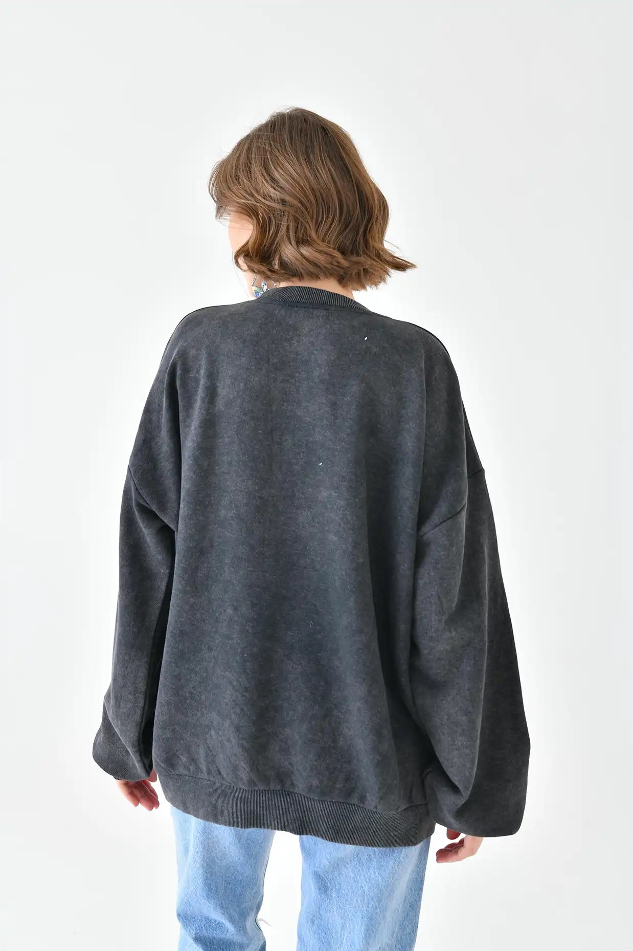 ACID WASHED RHINE STONE EMBELLISHMENT SWEATSHIRT - ANTHRA – Tueba ACID WASHED RHINE STONE EMBELLISHMENT SWEATSHIRT - ANTHRA – Tueba